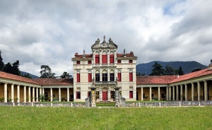 colonne, cancello, nuvole, cielo, erba, prato, verde, finestre, villa, portici, statue, alberi, rosso, palazzo, porticato, tetti, portico, recinzione, montagne