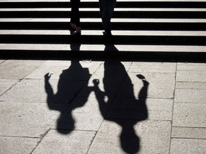 ombre, gradini, scala, due, scale, scalini, ombra, grigio, gambe, bianconero