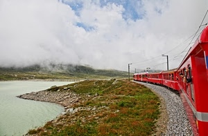 treno, nuvole, rosso, fiume, acqua, erba, vagoni, ferrovia, fili, sassi, verde, lago, cielo, finestrini, pietre, curva, ghiaia