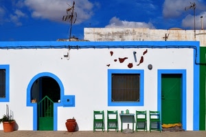 sedie, bianco, azzurro, cielo, verde, casa, porte, finestre, vasi, antenne, nuvole, tavolo, antenna, porta, facciata, blu, finestra, tavolino, cancello, colori, vaso