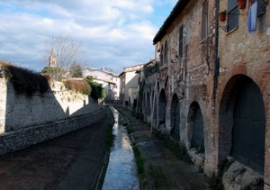 archi, campanile, nuvole, cielo, acqua, case, finestre, canale, riflessi, alberi, ruscello, azzurro, paese, borgo, fossato, rami