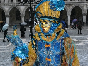 carnevale, ombrelli, maschera, blu, oro, piazza, archi, venezia, azzurro, cappello, costume, passanti, lampione, persone