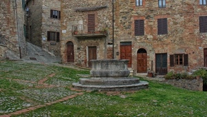 pozzo, finestre, porte, erba, verde, piazza, case, archi, pietre, persiane, borgo, balconi, pietra, piante, scalini, vasi, balcone, salita