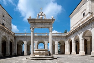 archi, colonne, nuvole, cielo, pozzo, croce, chiostro, balaustra, bianco, azzurro, edifici, finestre