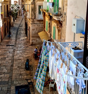 panni, persone, strada, finestre, vicolo, bucato, balconi, luminaria, via, mollette, fili, balcone, steso, passanti, luminarie, biancheria, porte, case, sedie, stesi, ciabatte, ringhiera