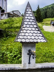 alberi, fontana, rubinetto, erba, verde, prato, tegole, tetto, case, cielo, montagna, pietra, cespugli, lavatoio, bosco, legno, triangolo