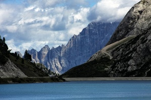 nuvole, lago, montagne, cielo, acqua, rocce, alberi, azzurro, montagna, vette, verde, cime, panorama