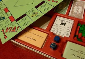 gioco, dadi, verde, rosso, monopoli, soldi, via, bianco, tessere, tavolo, blu, scritte, tabellone, alberghi, stazione, imprevisti