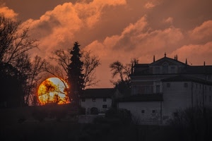 nuvole, alberi, case, tramonto, sole, cielo, finestre, tetti, rosso, controluce, portone, arancione, chiesa, palazzi, rami